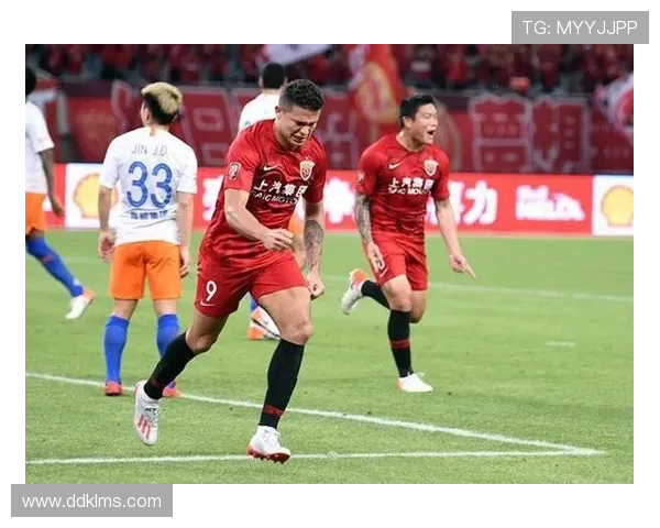 小孩哥举扳手应援，德阳 1 分 10 秒闪电破门！